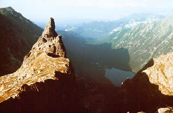 Mnich w zachodz�cym s�o�cu            fot. Andrzej S�ota